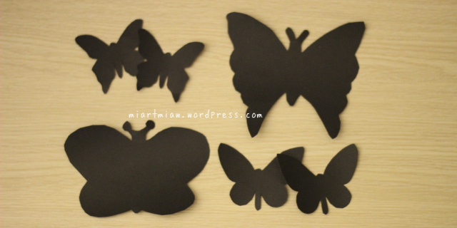 gunting pola kupu-kupu pada kertas putih gunakan sebagai master untuk membuat pola pada kertas hitam kemudian gunting sesuai kebutuhan.