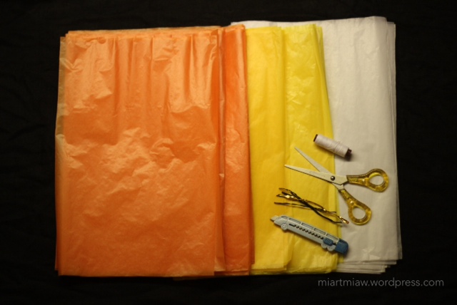 Bahan dan alat: 1|Kertas krep dengan warna sesuai selera, 2|Cutter, 3|Gunting, 4|Kawat tali, 5|Benang/pita