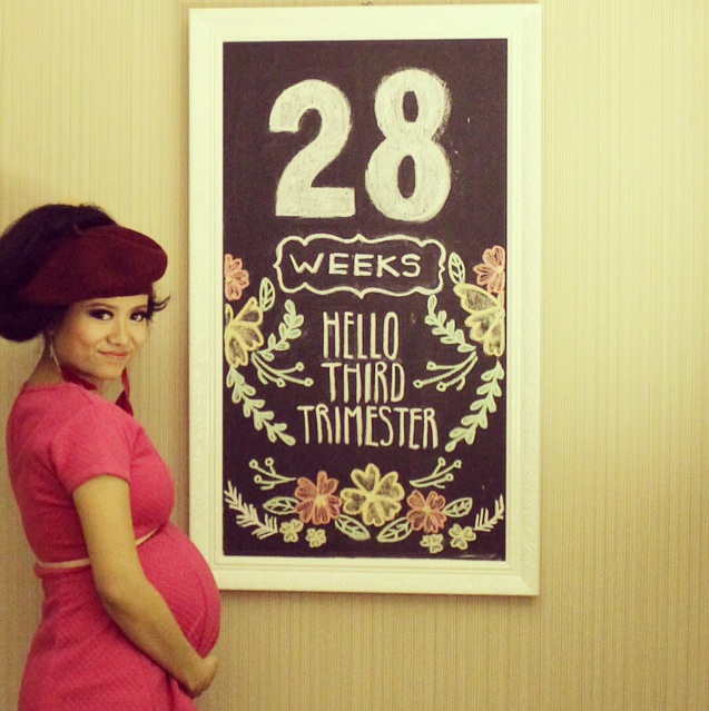 28 Weeks pregnant стикер. Наклейки 28 недель. 28 Weeks Bump picture.